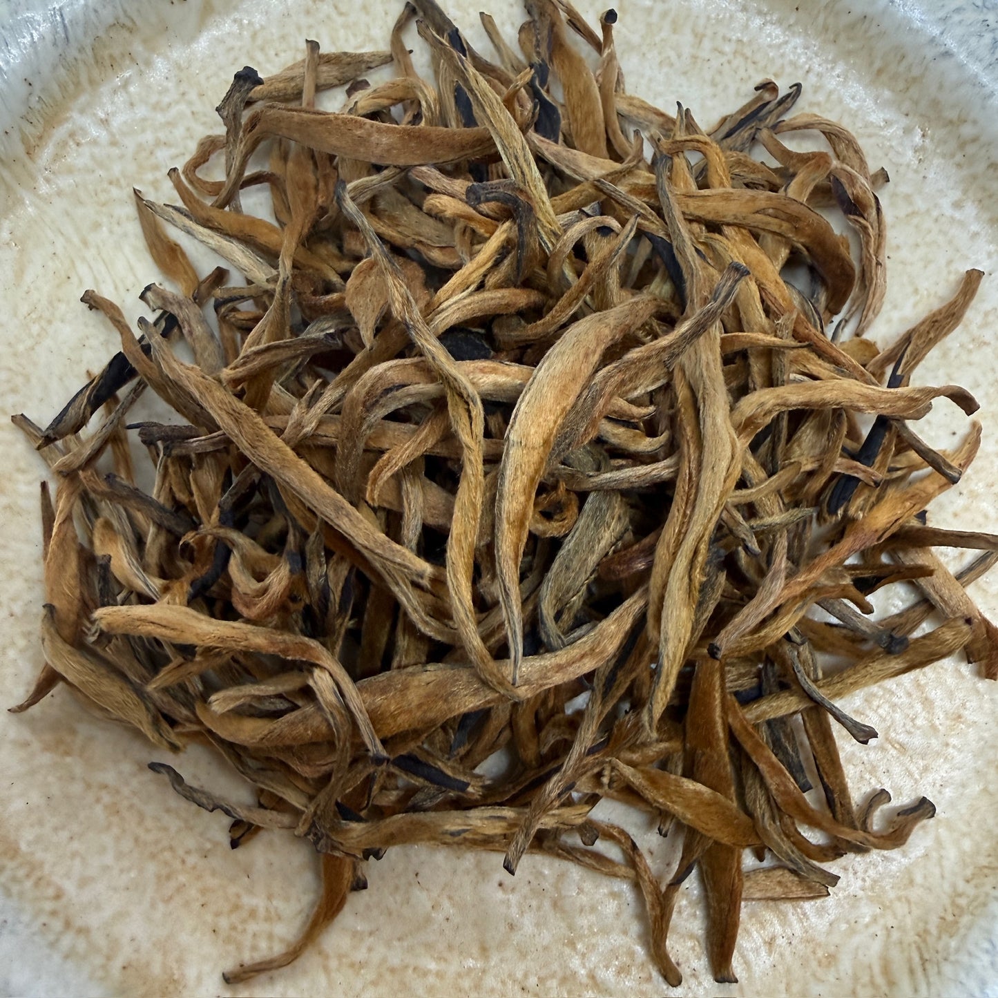 ínai Aranyeső Mao Feng Dian Hong: prémium minőségű, rügyekben gazdag jünnani fekete tea(Kínában „vörös tea” vagy Dian Hong néven ismert ). Jellemzői a ragyogó, pihés, aranyló hegyű teák, és természetesen édes, testes ízt kölcsönöz, gazdag kakaó, méz és aszalt gyümölcsök jegyeivel. Első Pesti Teaház