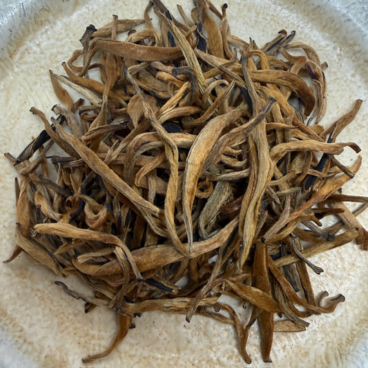 ínai Aranyeső Mao Feng Dian Hong: prémium minőségű, rügyekben gazdag jünnani fekete tea(Kínában „vörös tea” vagy Dian Hong néven ismert ). Jellemzői a ragyogó, pihés, aranyló hegyű teák, és természetesen édes, testes ízt kölcsönöz, gazdag kakaó, méz és aszalt gyümölcsök jegyeivel. Első Pesti Teaház