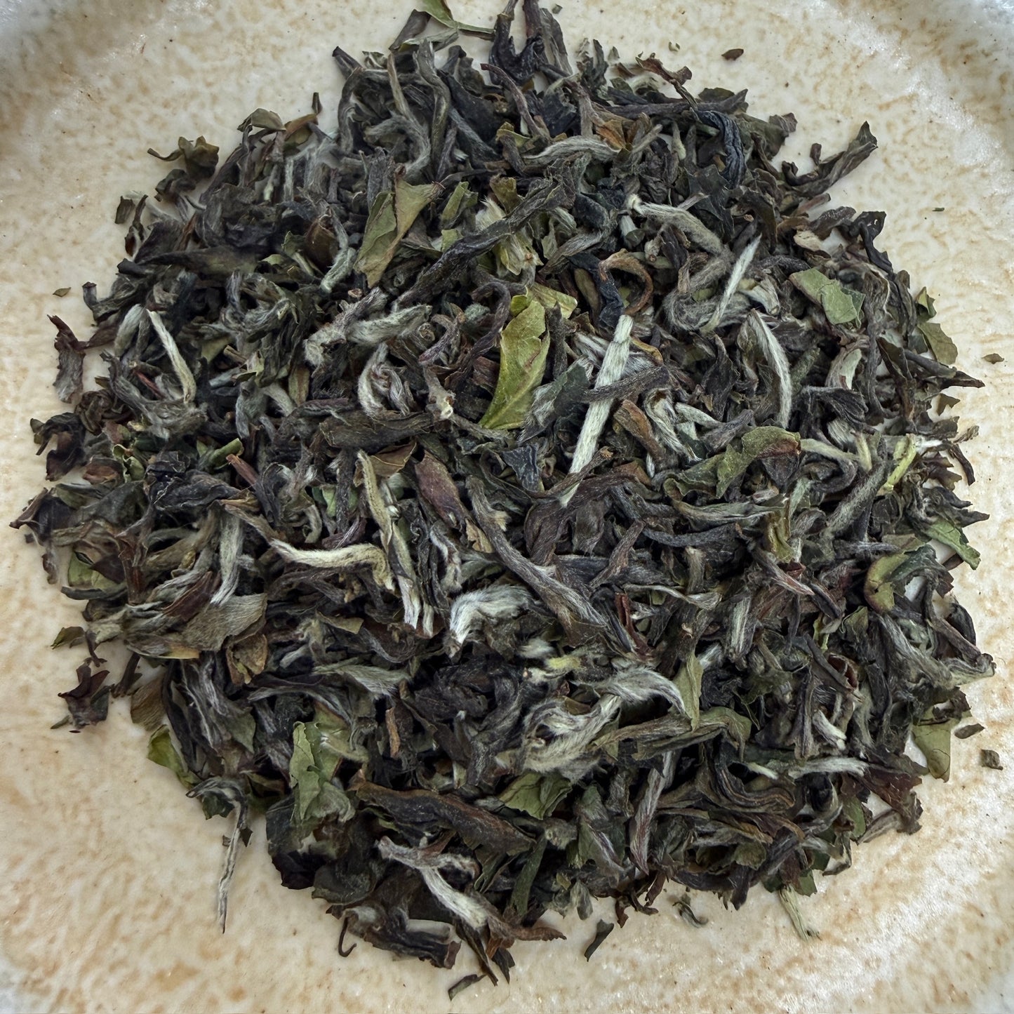 Darjeeling FTGFOP1 Badamtam f.f.-2026 A Badamtam birtokot 1885-ben Christine Barnes alapította, és északon a szomszédos Sikkim régióval határos. Az eredeti cserjék egy része Kínából, kisebb része Assamból származik. Az ültetvény festői fekvésű az érintetlen természetben 700-1800m magasságig. Első Pesti Teaház