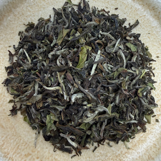 Darjeeling FTGFOP1 Badamtam f.f.-2026 A Badamtam birtokot 1885-ben Christine Barnes alapította, és északon a szomszédos Sikkim régióval határos. Az eredeti cserjék egy része Kínából, kisebb része Assamból származik. Az ültetvény festői fekvésű az érintetlen természetben 700-1800m magasságig. Első Pesti Teaház